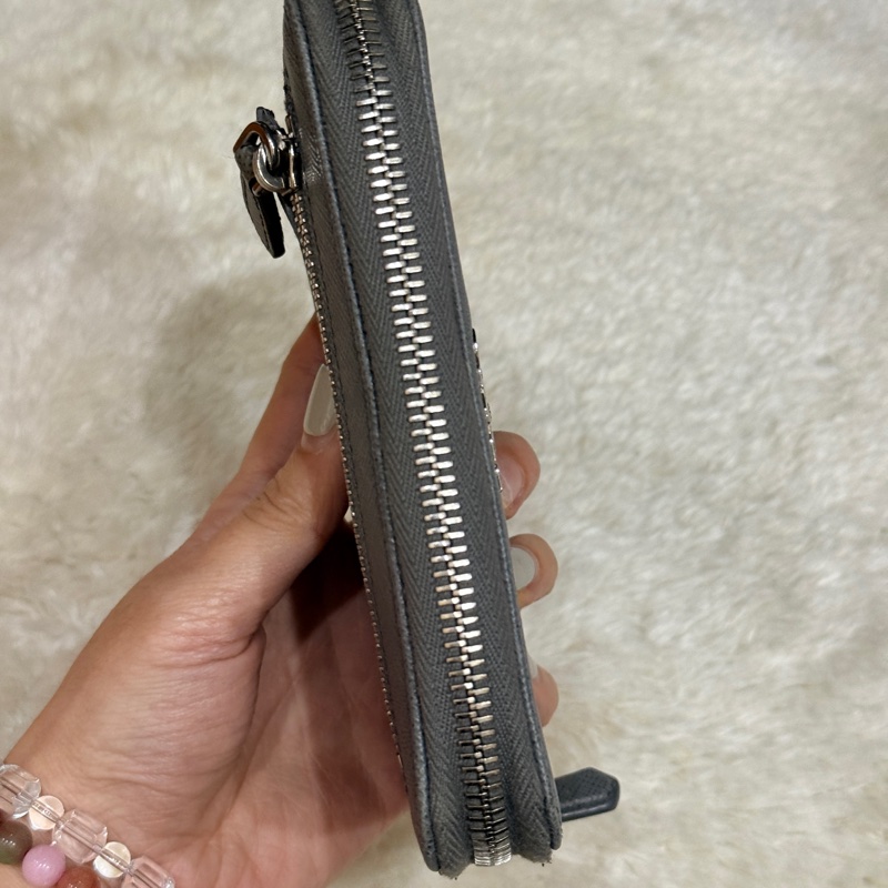 年前出清價甜賣一週🔥 Prada正櫃款 石墨灰色 荔紋牛皮 拉鏈錢包 中夾 短夾有零錢袋-23