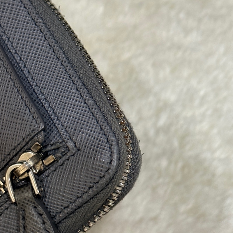 年前出清價甜賣一週🔥 Prada正櫃款 石墨灰色 荔紋牛皮 拉鏈錢包 中夾 短夾有零錢袋-36