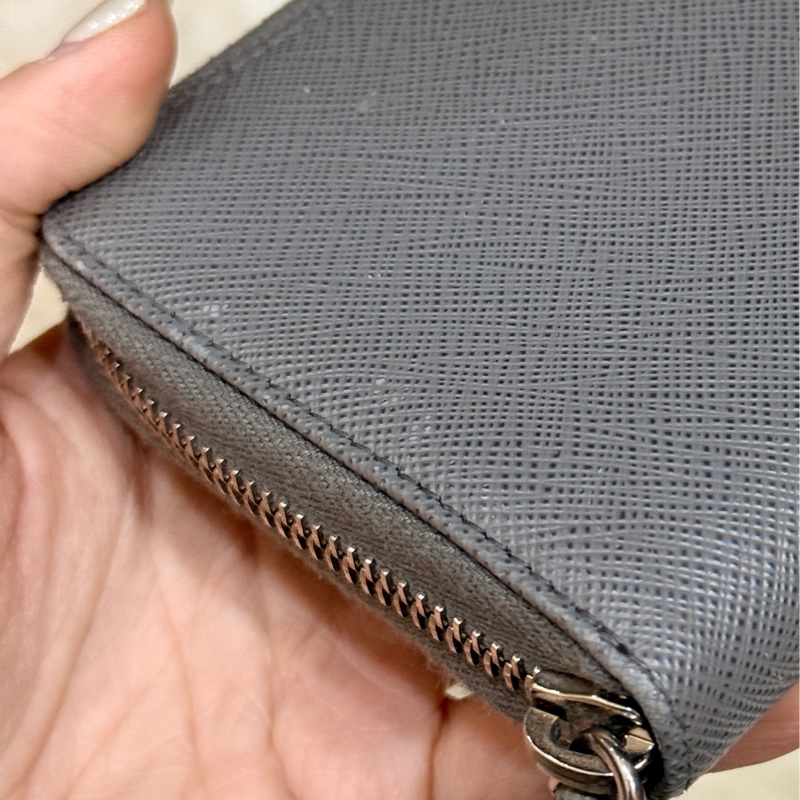 年前出清價甜賣一週🔥 Prada正櫃款 石墨灰色 荔紋牛皮 拉鏈錢包 中夾 短夾有零錢袋-38