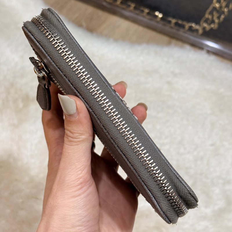 年前出清價甜賣一週🔥 Prada正櫃款 石墨灰色 荔紋牛皮 拉鏈錢包 中夾 短夾有零錢袋-43