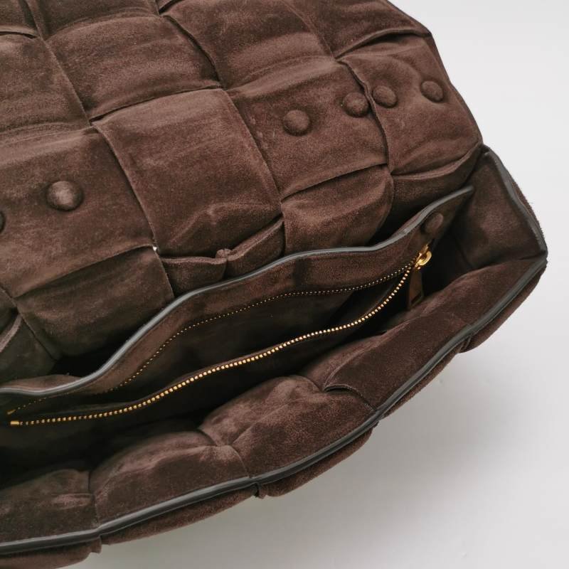 Bottega Veneta Cassette翻毛皮純色Intreccio編織斜挎包單肩包-6