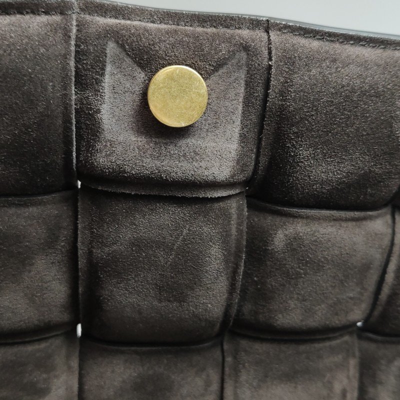 Bottega Veneta Cassette翻毛皮純色Intreccio編織斜挎包單肩包-10