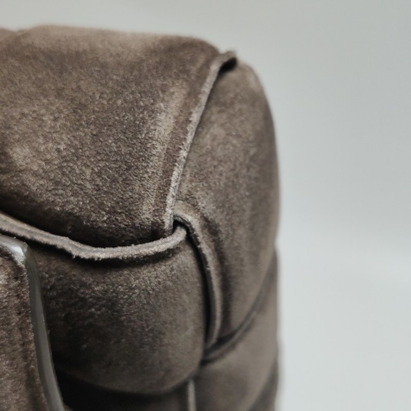 Bottega Veneta Cassette翻毛皮純色Intreccio編織斜挎包單肩包-17