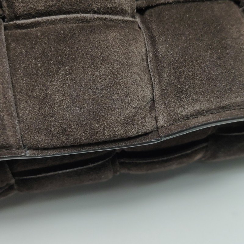 Bottega Veneta Cassette翻毛皮純色Intreccio編織斜挎包單肩包-19
