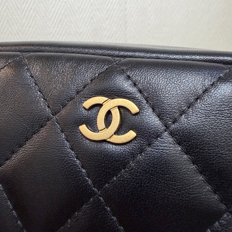 Chanel 黑羊皮菱格紋霧金釦化妝包-1