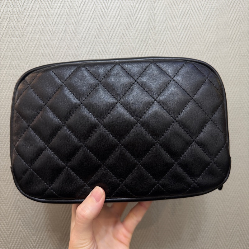 Chanel 黑羊皮菱格紋霧金釦化妝包-6