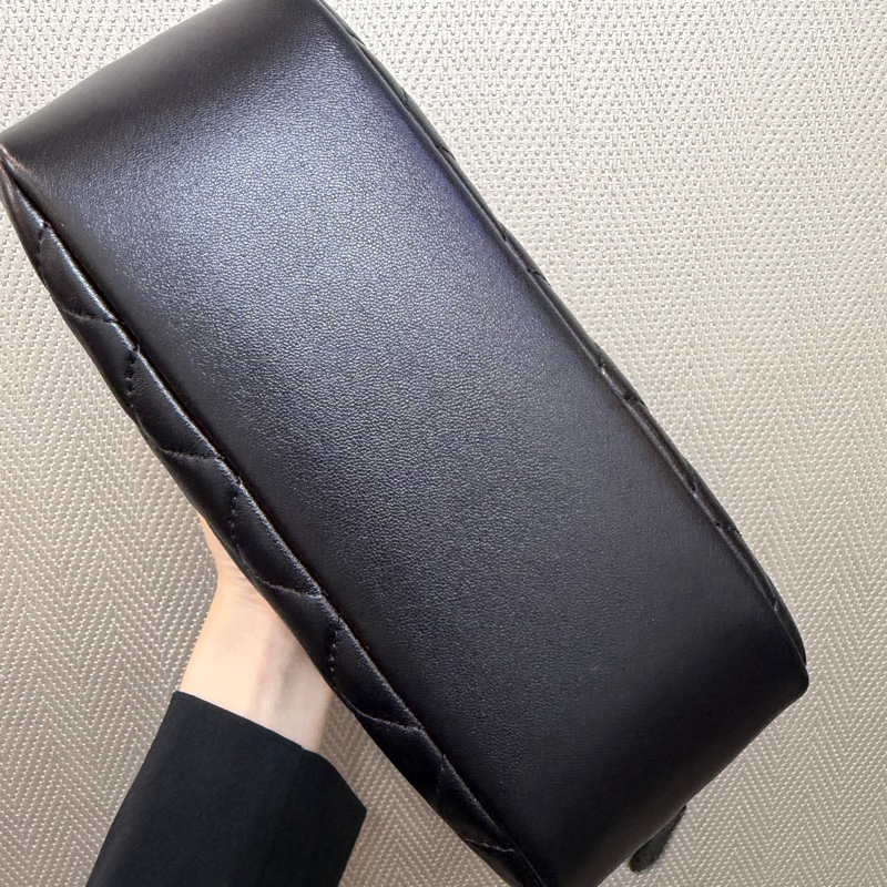 Chanel 黑羊皮菱格紋霧金釦化妝包-7