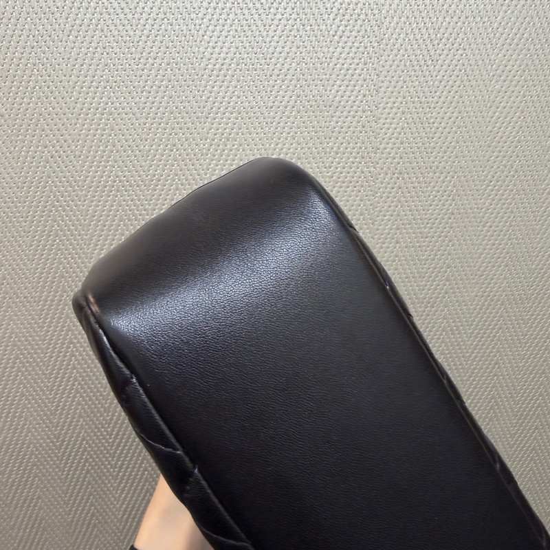 Chanel 黑羊皮菱格紋霧金釦化妝包-8