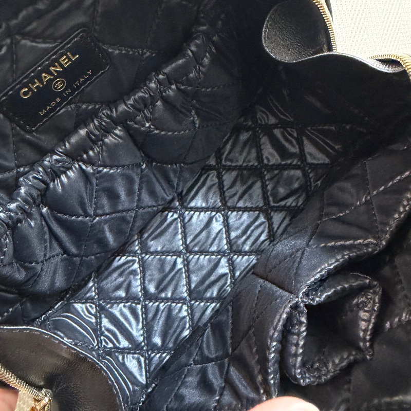 Chanel 黑羊皮菱格紋霧金釦化妝包-10