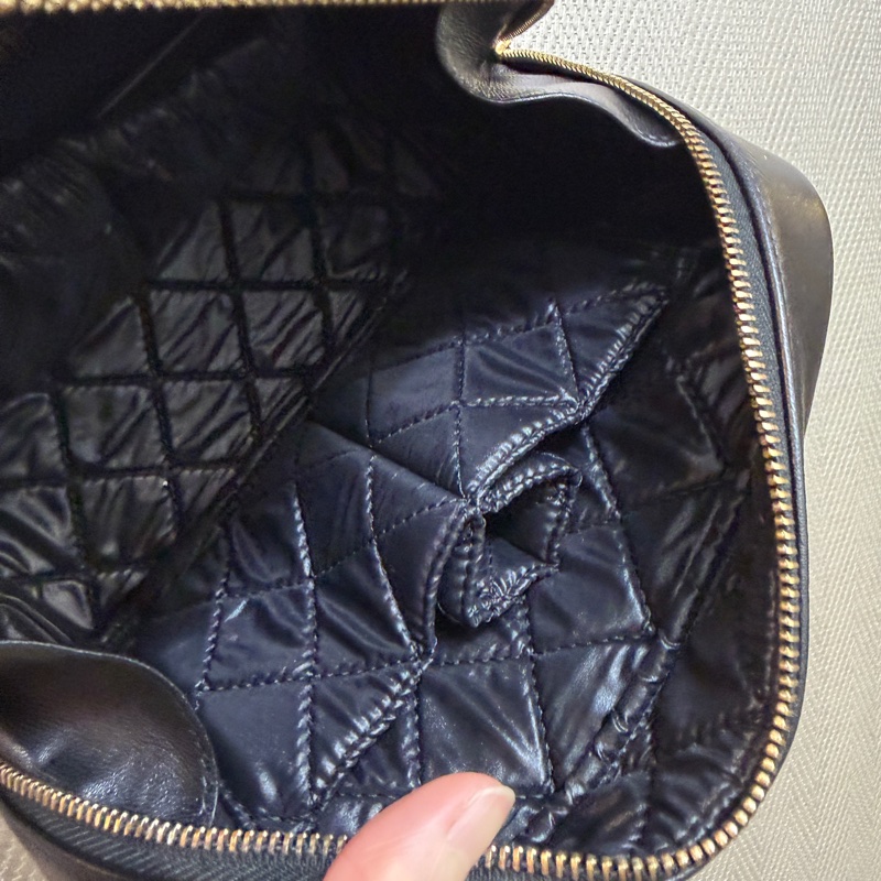 Chanel 黑羊皮菱格紋霧金釦化妝包-11