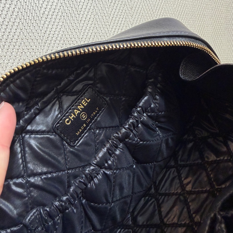 Chanel 黑羊皮菱格紋霧金釦化妝包-12