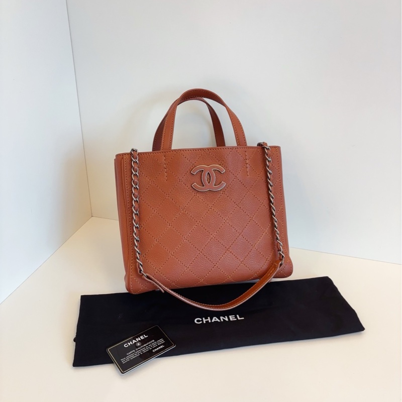 【98新🆕】Chanel 楓葉🍁焦糖琺瑯雙C公文托特包 牛皮菱格 手提單肩包-0