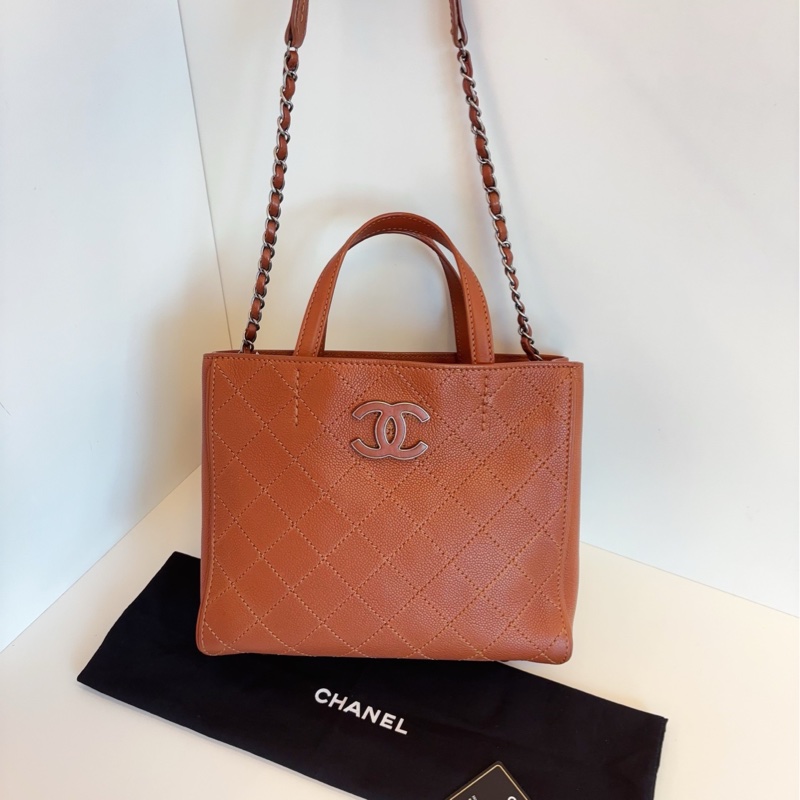 【98新🆕】Chanel 楓葉🍁焦糖琺瑯雙C公文托特包 牛皮菱格 手提單肩包-5