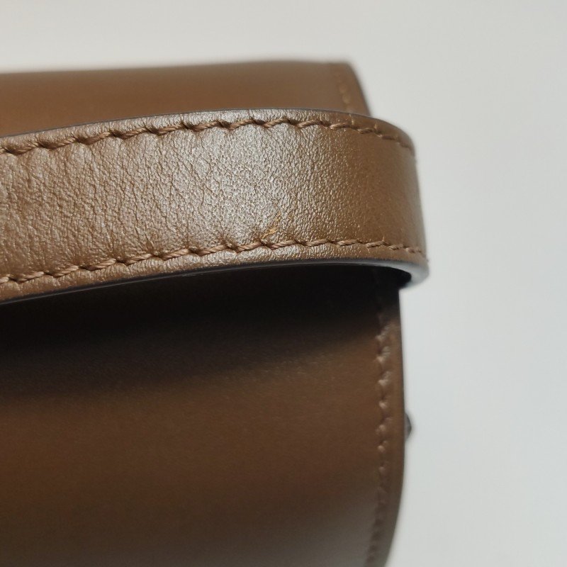 Celine Classic Box豆腐包小號牛皮純色按壓式鎖扣單肩包-11