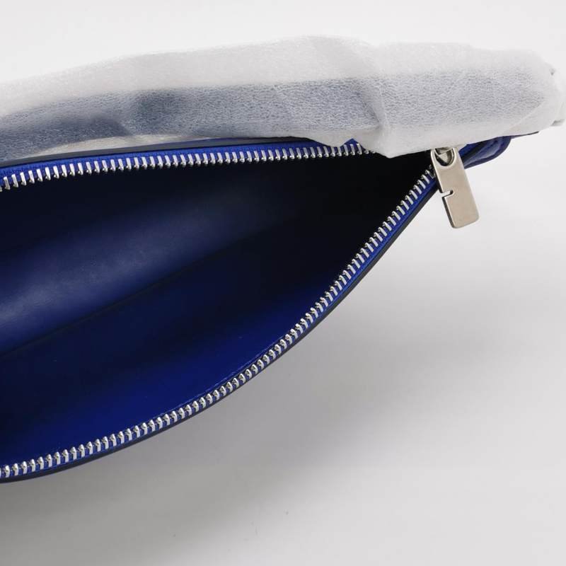 Burberry Shield迷你羊皮純色拉鏈鈴鐺墜飾單肩包-6