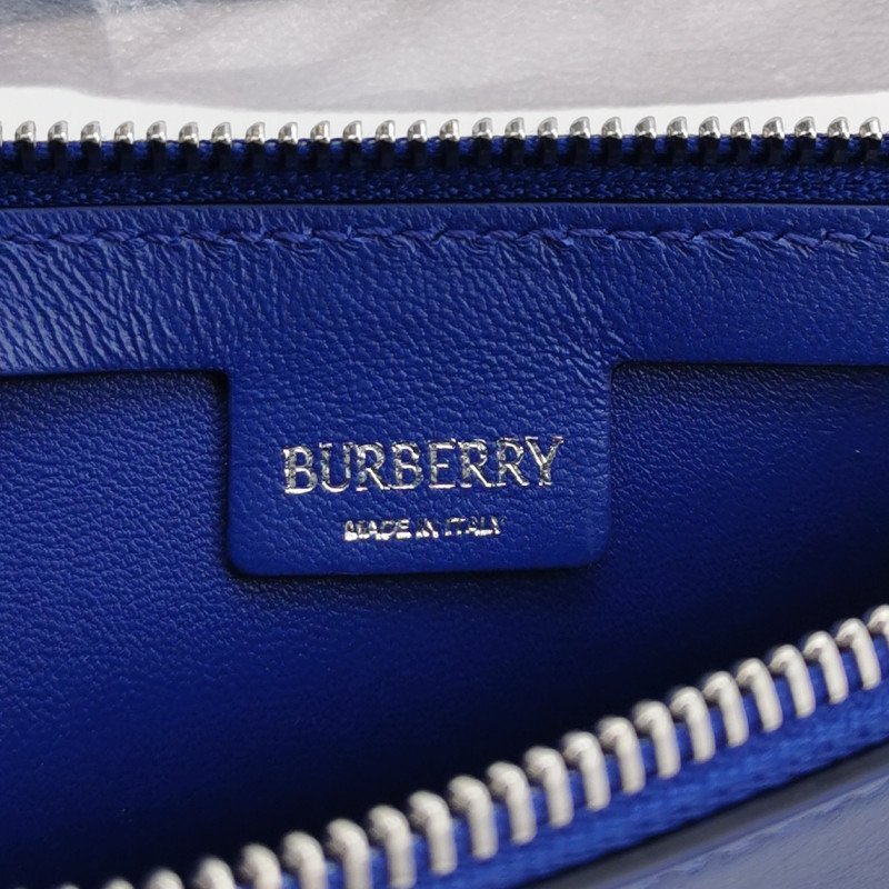 Burberry Shield迷你羊皮純色拉鏈鈴鐺墜飾單肩包-7