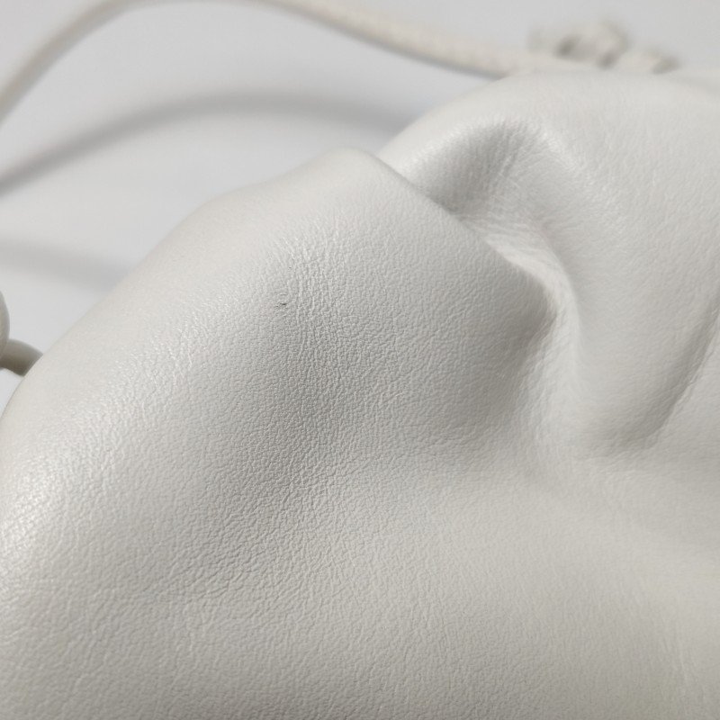 Bottega Veneta Pouch雲朵包迷你牛皮純色褶皺斜挎包單肩包-11