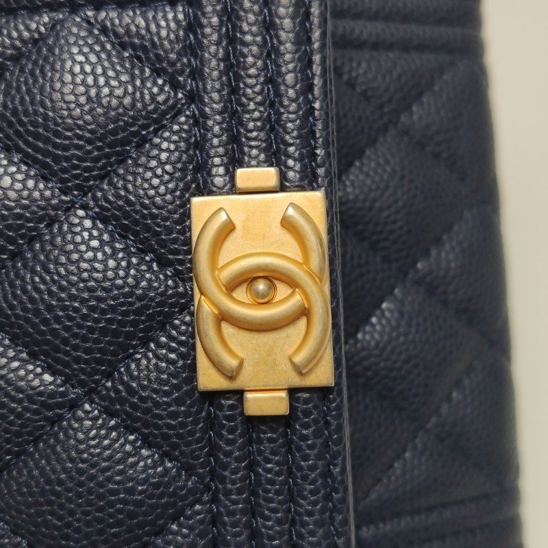 Chanel Boy Bag牛皮菱格絎縫方形雙C鎖扣錢包-9