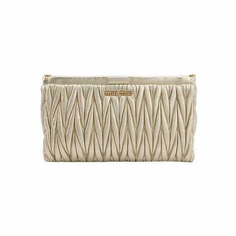 Miu Miu羊皮純色褶皺字母Logo手拿包