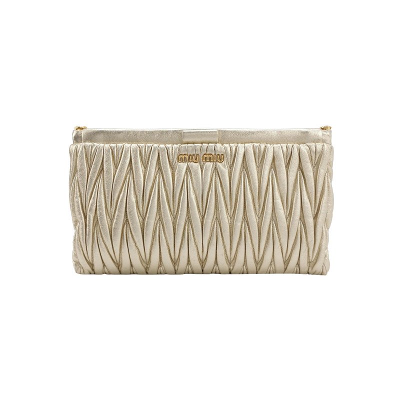 Miu Miu羊皮純色褶皺字母Logo手拿包-0