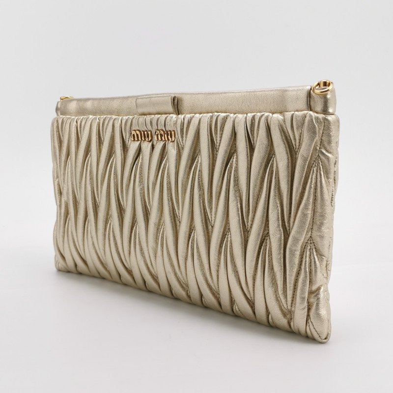 Miu Miu羊皮純色褶皺字母Logo手拿包-1