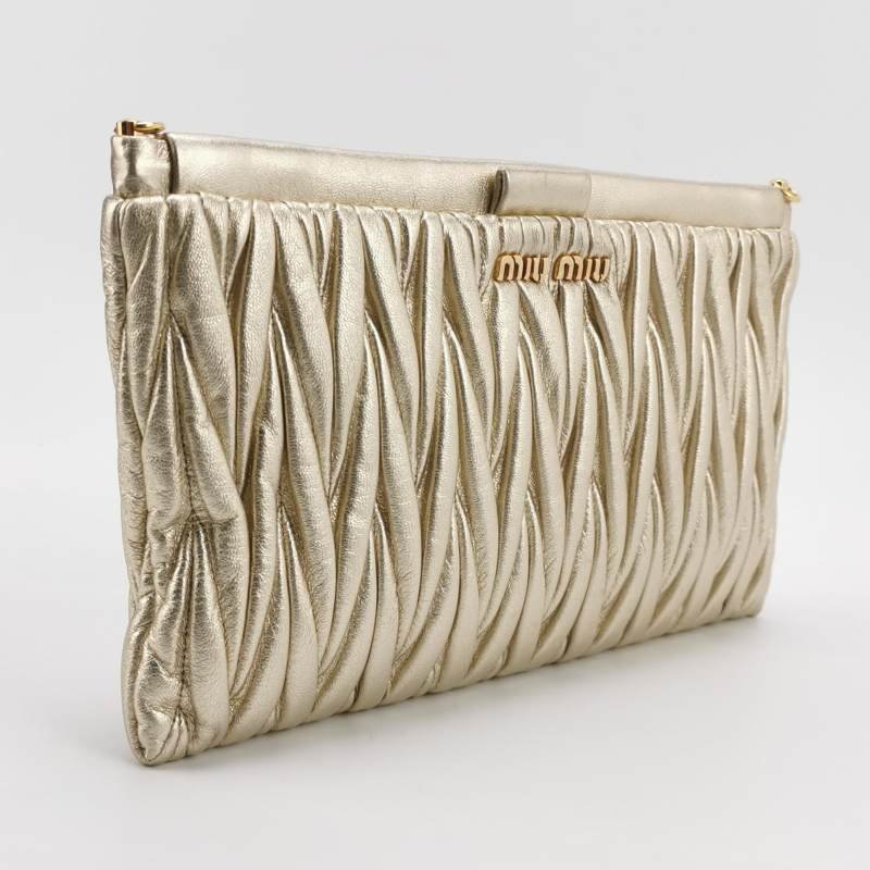 Miu Miu羊皮純色褶皺字母Logo手拿包-2