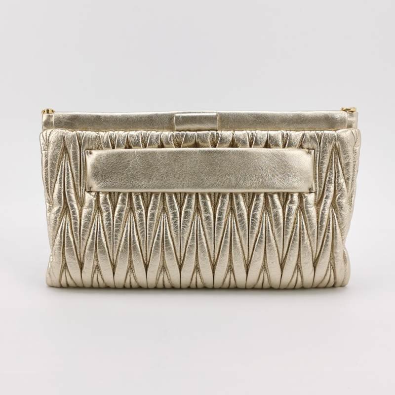 Miu Miu羊皮純色褶皺字母Logo手拿包-3