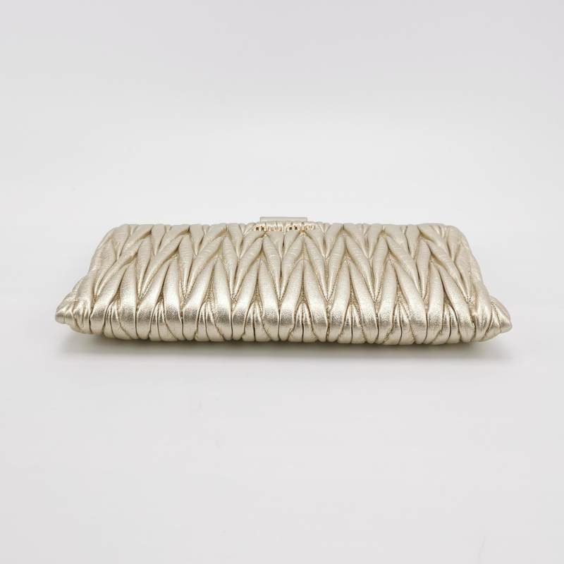 Miu Miu羊皮純色褶皺字母Logo手拿包-4