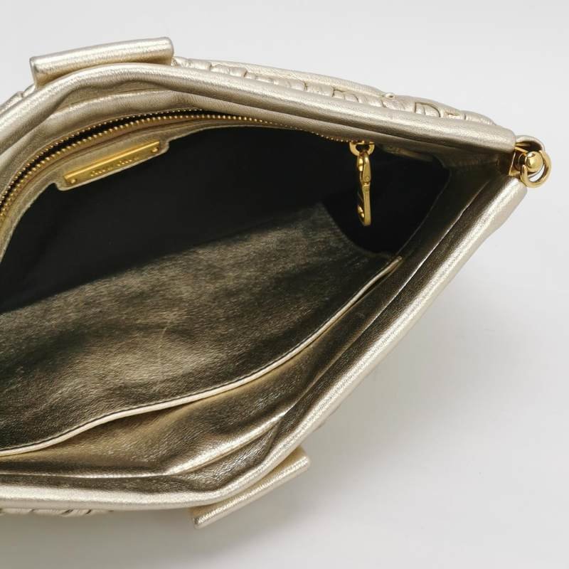 Miu Miu羊皮純色褶皺字母Logo手拿包-5