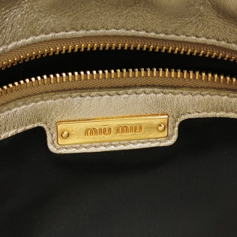 Miu Miu羊皮純色褶皺字母Logo手拿包-6