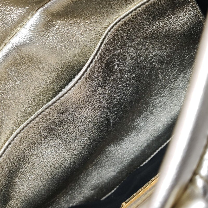 Miu Miu羊皮純色褶皺字母Logo手拿包-8