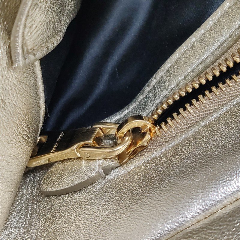 Miu Miu羊皮純色褶皺字母Logo手拿包-9