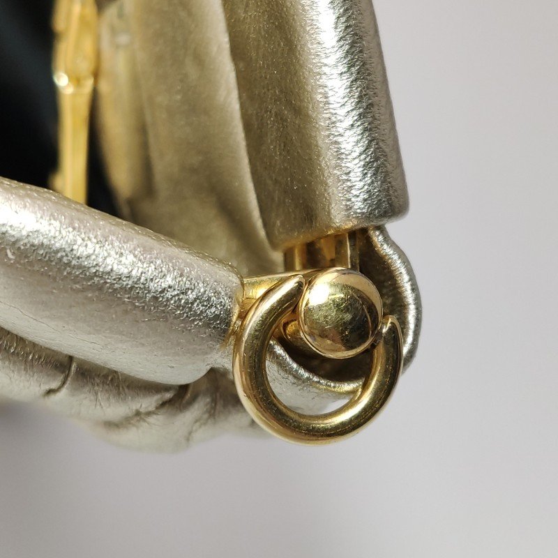 Miu Miu羊皮純色褶皺字母Logo手拿包-10