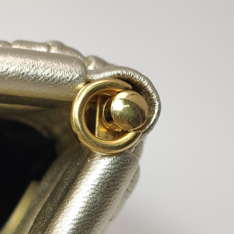 Miu Miu羊皮純色褶皺字母Logo手拿包-11