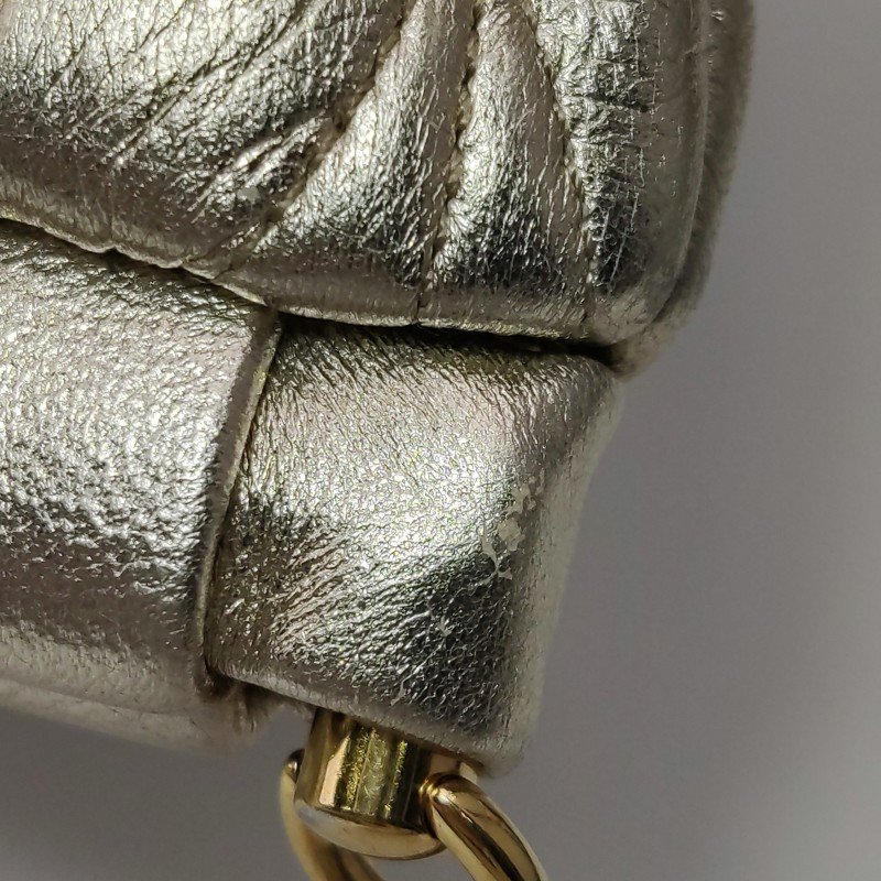 Miu Miu羊皮純色褶皺字母Logo手拿包-12