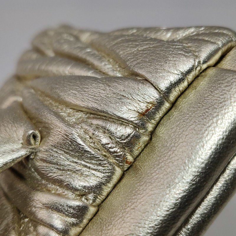 Miu Miu羊皮純色褶皺字母Logo手拿包-16