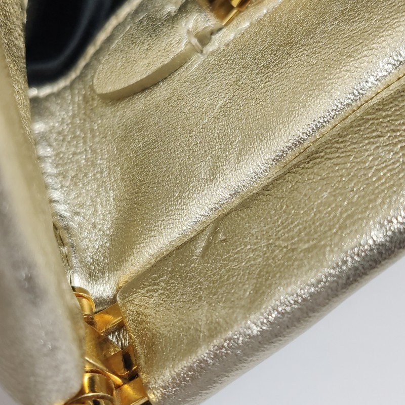 Miu Miu羊皮純色褶皺字母Logo手拿包-17