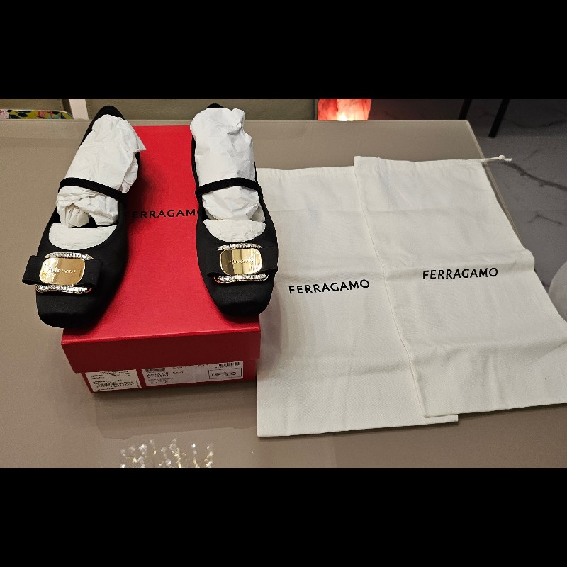 Ferragamo黑色緞面芭蕾舞鞋-0