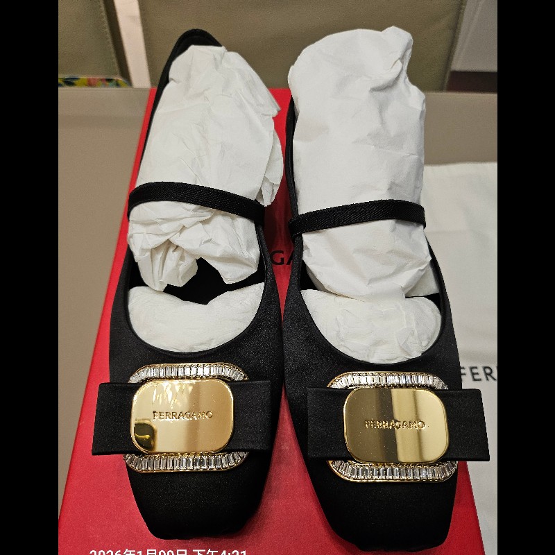 Ferragamo黑色緞面芭蕾舞鞋-1