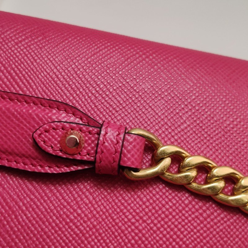 Prada Monochrome牛皮純色字母logo信封式翻蓋斜挎包-10