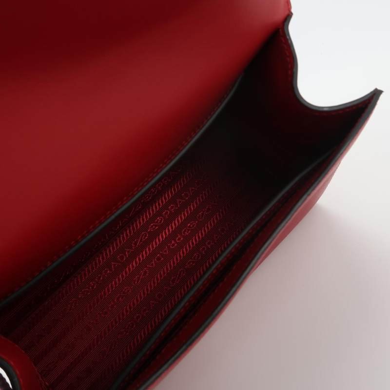 Prada Monochrome牛皮純色字母logo信封式翻蓋斜挎包-6