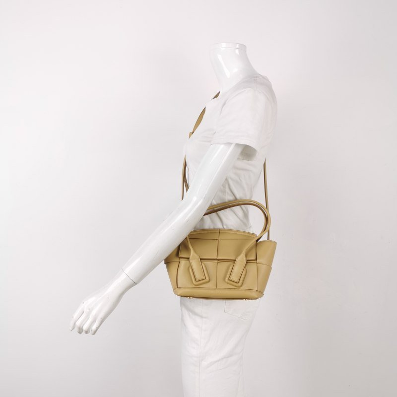 Bottega VenetaArco迷你牛皮Intrecciato編織斜挎包-1