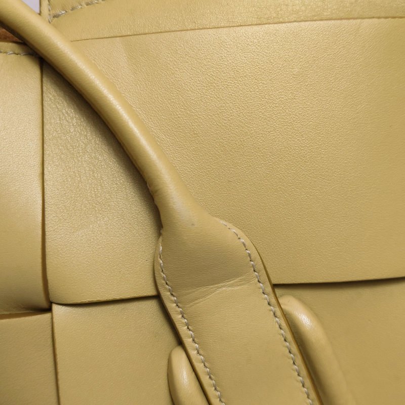 Bottega VenetaArco迷你牛皮Intrecciato編織斜挎包-10