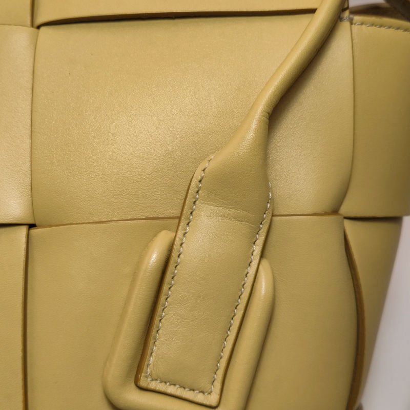 Bottega VenetaArco迷你牛皮Intrecciato編織斜挎包-12