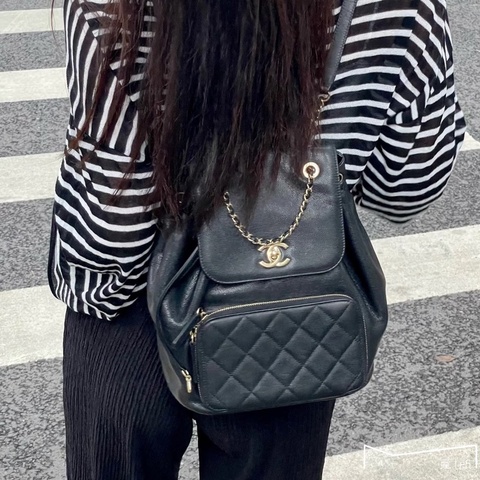 斷貨王🔥99新限量釋出😍Chanel黑金Affinity抽繩荔枝牛皮菱格紋後背雙肩包