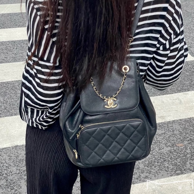 斷貨王🔥99新限量釋出😍Chanel黑金Affinity抽繩荔枝牛皮菱格紋後背雙肩包-0
