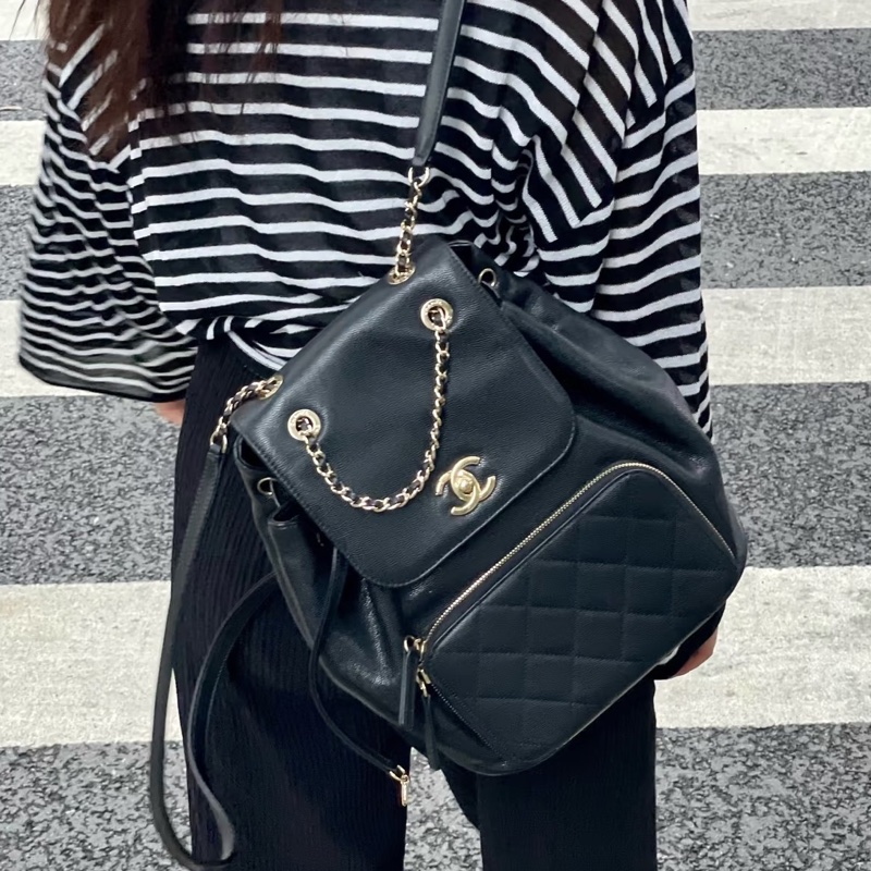 斷貨王🔥99新限量釋出😍Chanel黑金Affinity抽繩荔枝牛皮菱格紋後背雙肩包-1
