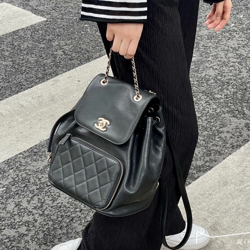 斷貨王🔥99新限量釋出😍Chanel黑金Affinity抽繩荔枝牛皮菱格紋後背雙肩包-2