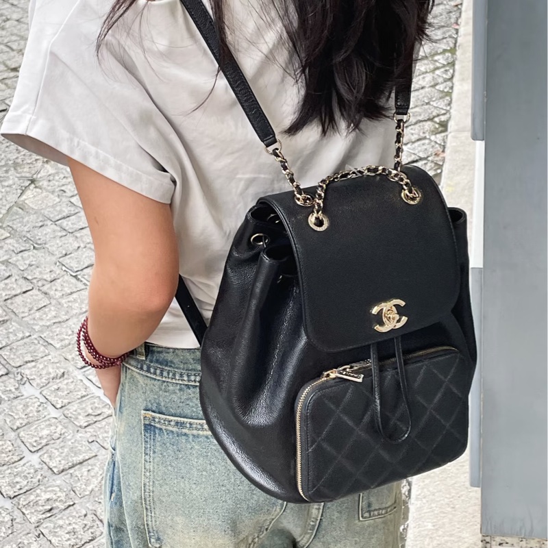 斷貨王🔥99新限量釋出😍Chanel黑金Affinity抽繩荔枝牛皮菱格紋後背雙肩包-3