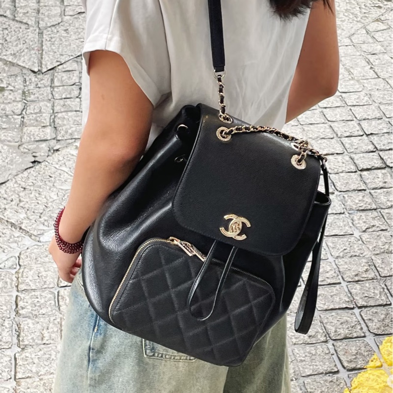 斷貨王🔥99新限量釋出😍Chanel黑金Affinity抽繩荔枝牛皮菱格紋後背雙肩包-4